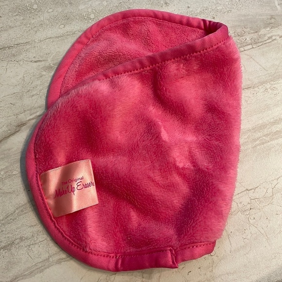 The Original Makeup Eraser Cloth Towel For Makeup Removal And Skincare - Picture 2 of 11